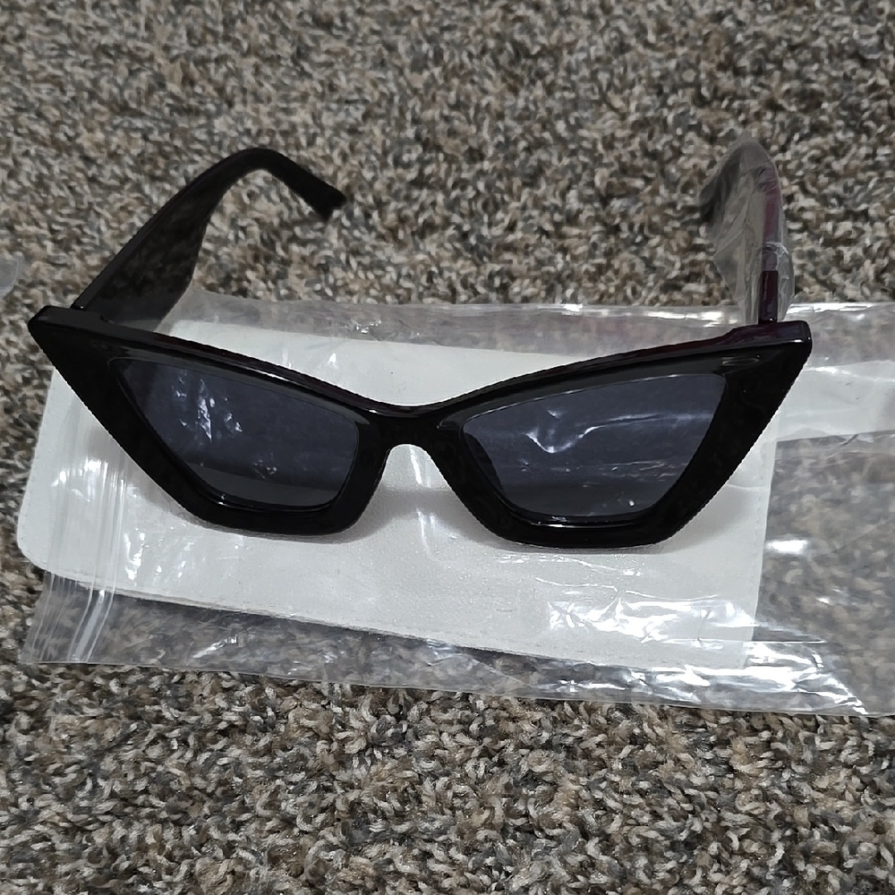 Chic Black Cat-Eye Sunglasses